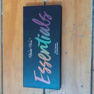 Violet Voss Essentials palette